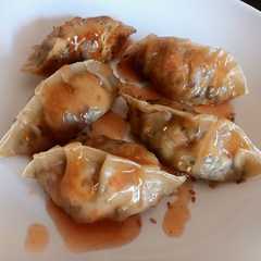 Una foto de Gyozas de carne con salsa agridulce