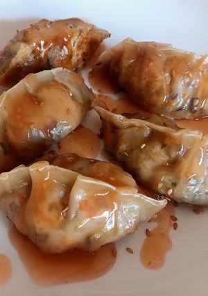 Una foto de Gyozas de carne con salsa agridulce