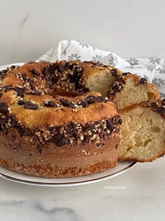 Foto di Ciambella con granella di nocciole e cioccolato fondente