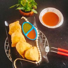 A picture of Samosa (potato/peas samosa).
