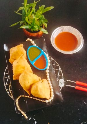 A picture of Samosa (potato/peas samosa).