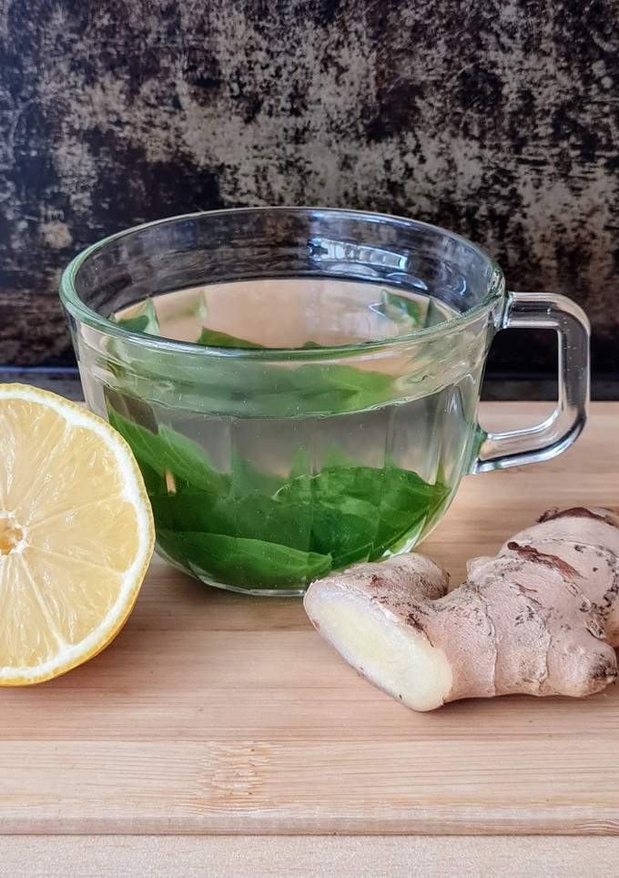 Una foto de Infusión de albahaca, jengibre y limón 🌱 🫚 🍋 Infusión antinflamatoria de albahaca