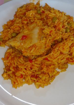Una foto de Pollo con arroz amarillo