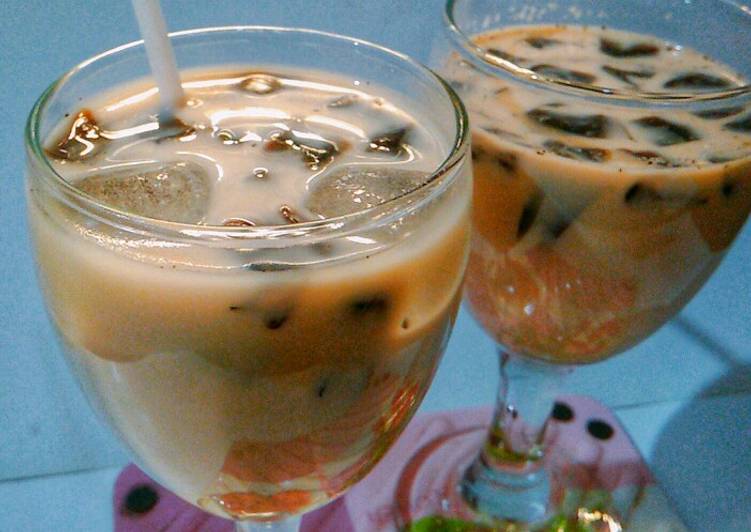 Langkah Mudah untuk Menyiapkan Teh Thailand (Jelly Grass Thai Tea) yang Enak Banget