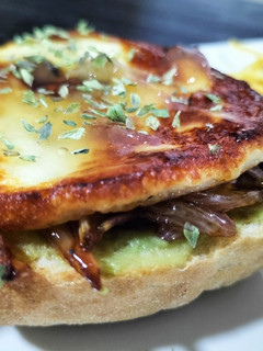 Una foto de Montadito de queso a la plancha con guacamole, cebolla a la miel y mermelada de manzana