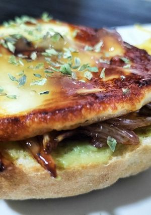 Una foto de Montadito de queso a la plancha con guacamole, cebolla a la miel y mermelada de manzana