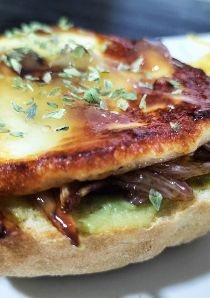 Una foto de Montadito de queso a la plancha con guacamole, cebolla a la miel y mermelada de manzana