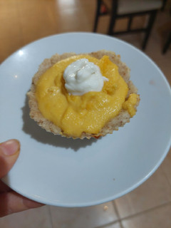 Una foto de Mini pie de limón keto