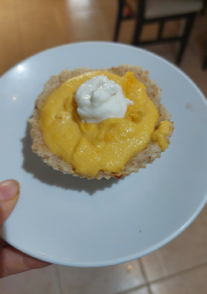 Una foto de Mini pie de limón keto