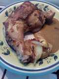 Muslo de pollo con salsa de black beer y guarnición de kartoffel