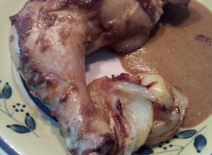 Una foto de Muslo de pollo con salsa de black beer y guarnición de kartoffel