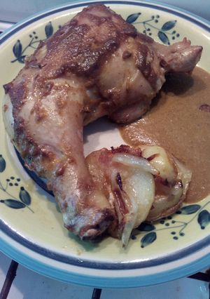 Una foto de Muslo de pollo con salsa de black beer y guarnición de kartoffel