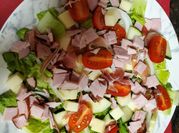 Una foto de ensalada de pepino y jamon