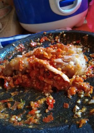 Foto resep Ayam geprek sambel bledek andalanku#part2😂