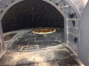 Una foto de pizza con queso y salame