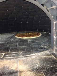 Una foto de Pizza en horno de leña. Quinta la Domingueña