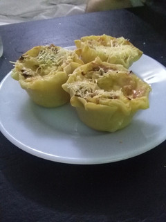 Una foto de Canastitas jamón queso cebolla y aceitunas