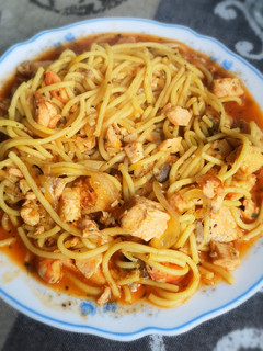 Una foto de Espaguetis con salmón y langostinos