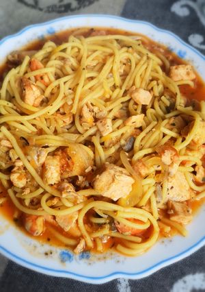 Una foto de Espaguetis con salmón y langostinos