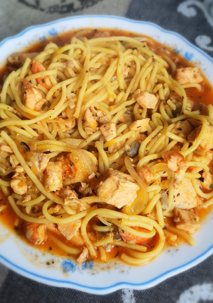 Una foto de Espaguetis con salmón y langostinos