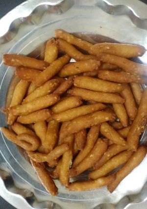 A picture of Chawal ki mathri.