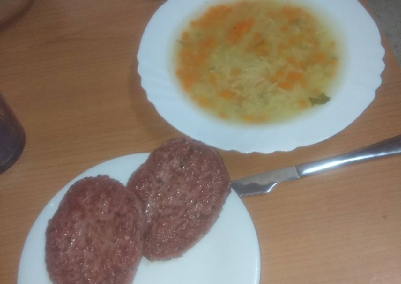 Menú: Sopa con zanahoria y puerro y hamburguesa de ternera