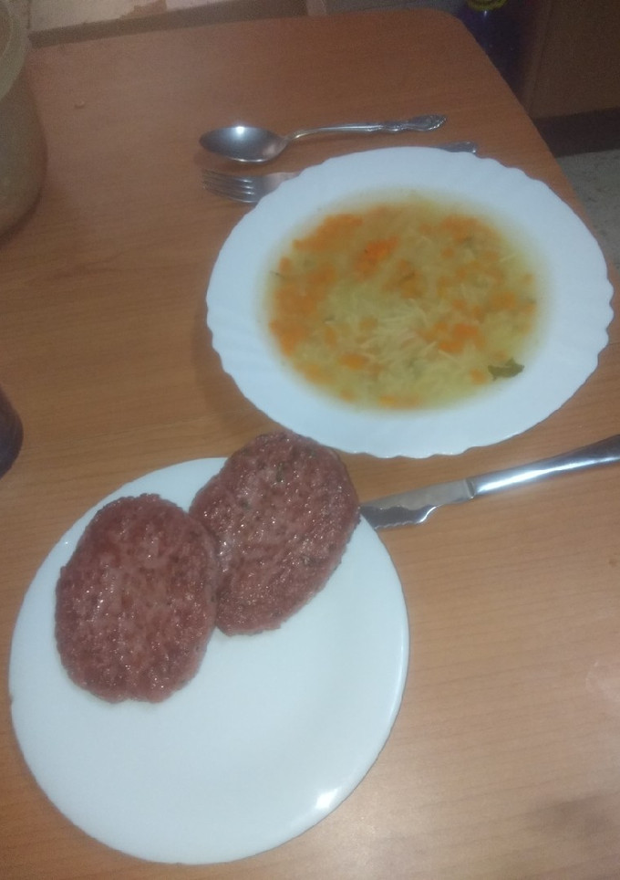 Una foto de Menú: Sopa con zanahoria y puerro y hamburguesa de ternera