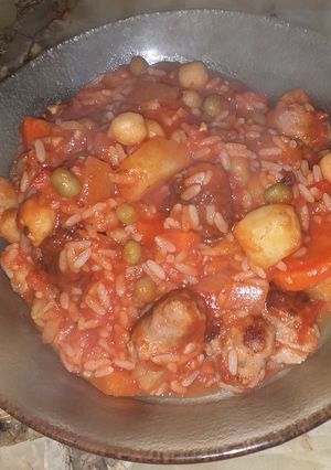 Una foto de Guiso express de arroz con salchicha parrilera