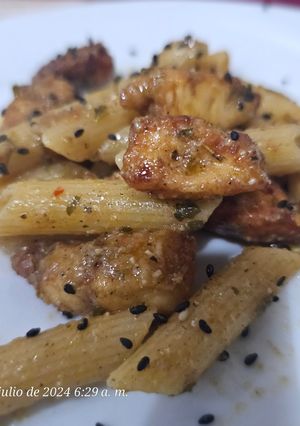 Una foto de Macarrones con mojo verde y pollo