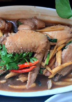 Hình của món Gà kho gừng bắp non.