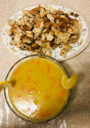 صورة لوصفة شوربة العدس مع الخبز المحمص