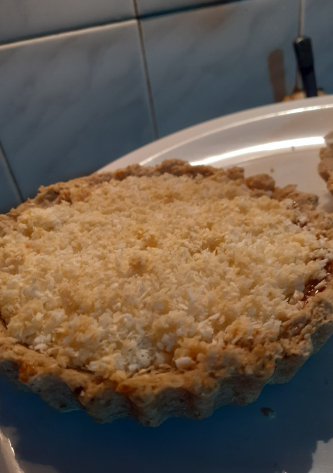 Una foto de Tarta de coco y dulce de leche fit