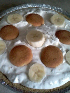 A picture of banana cream pudding pie.