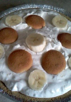 A picture of banana cream pudding pie.