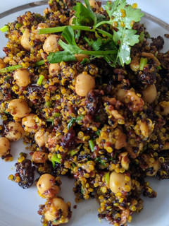 Una foto de Ensalada de quinoa con garbanzos estilo marroquí