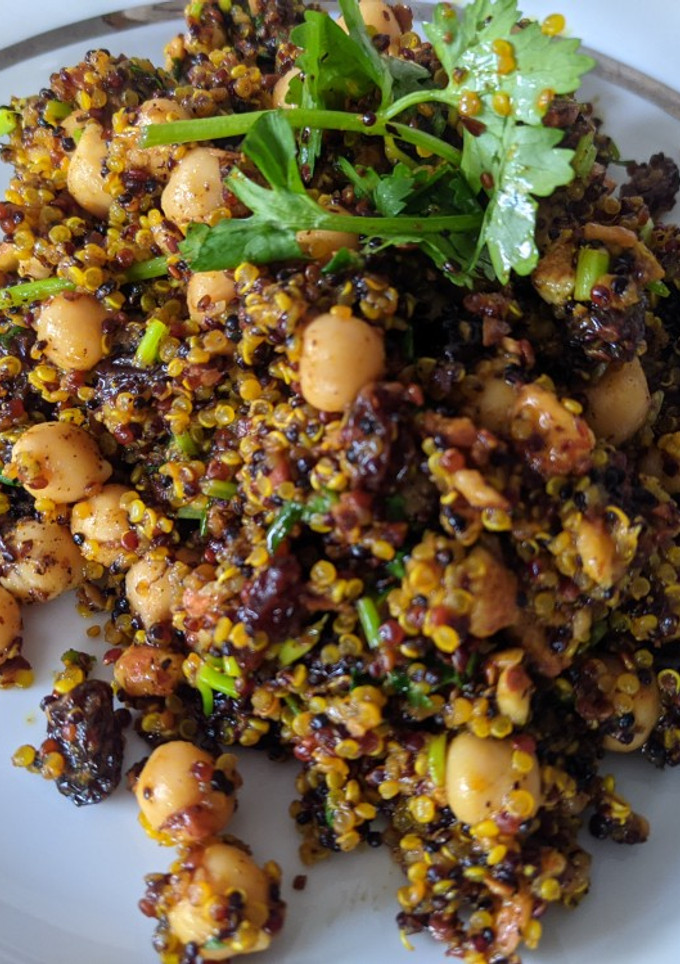 Una foto de Ensalada de quinoa con garbanzos estilo marroquí