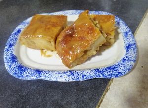 Una foto de Colegial con manzana (budín de pan)
