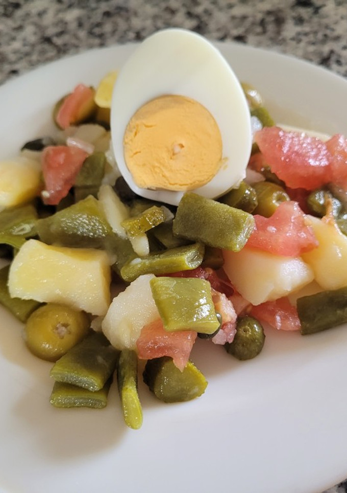 Una foto de Ensalada de judías verdes y patatas para verano