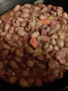 Una foto de Fabes pintas con verduras y jamón