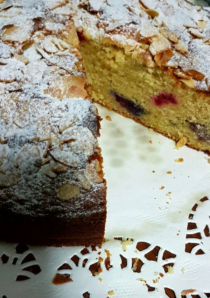 Una foto de Bizcocho de almendra y frutas del bosque