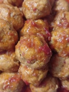 صورة لوصفة 🧆كويرات الدجاج🍗 مع صوص حمراء🥫