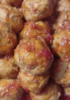 صورة لوصفة 🧆كويرات الدجاج🍗 مع صوص حمراء🥫
