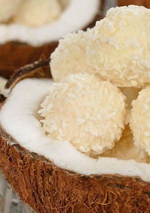 Una foto de Bolitas de coco y leche condensada