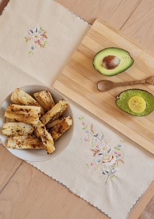 Una foto de Yuca especiada al horno. Mandioca con especias al horno