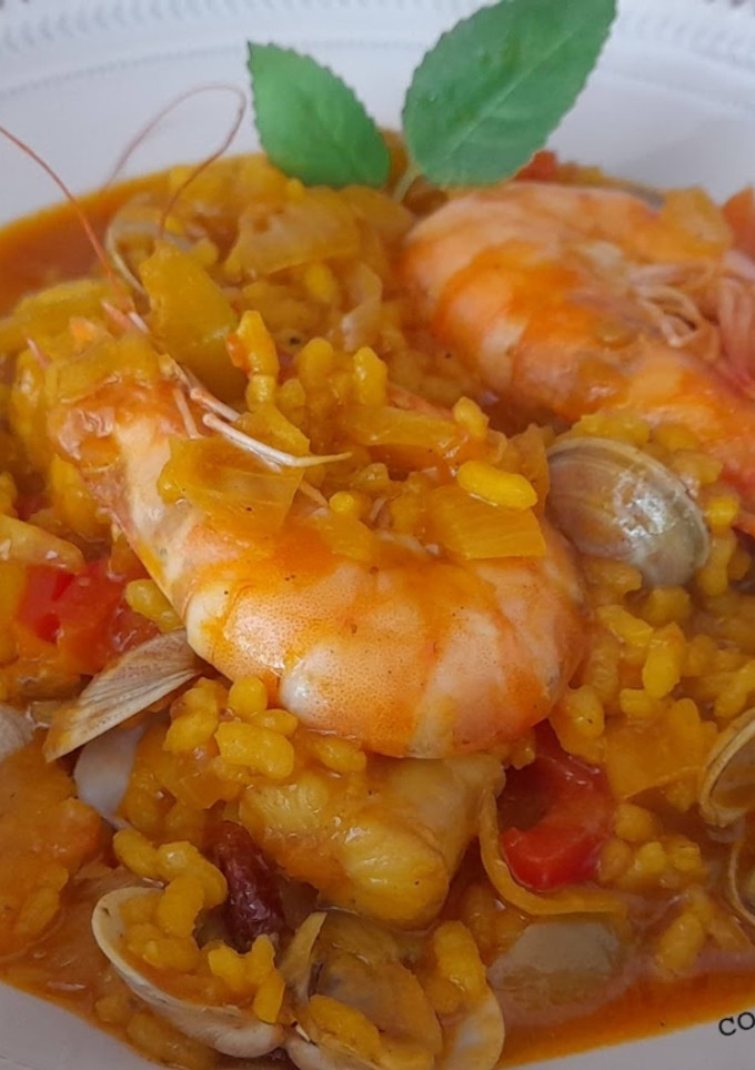 Una foto de Arroz caldoso con rape y gambas