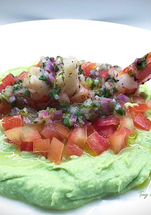 Foto di Gamberi con crema di avocado e salsa forte alla rucola