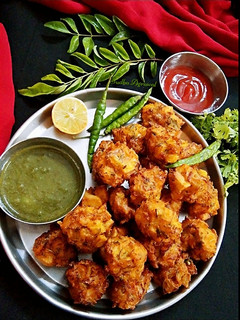 प्याज़ आलू भजिया (pyaz aloo bhajiya recipe in Hindi) रेसिपी मुख्य फोटो