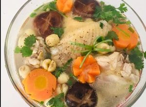 Hình của món Canh gà hầm hạt sen.