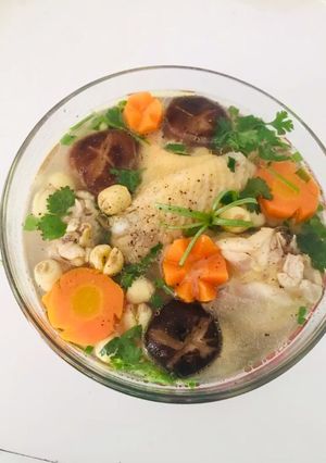 Hình của món Canh gà hầm hạt sen.