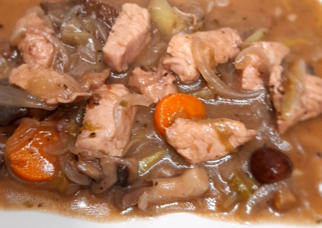 Pollo en salsa con setas